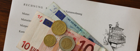 Symbolbild: Rechnung mit Geld Symbolbild: Rechnung mit Geld